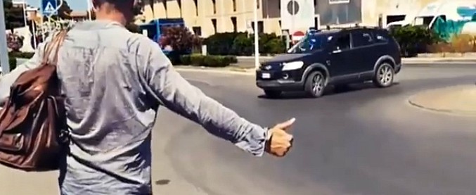 Copertina di Isola d’Elba, dietro l’autostoppista si nasconde un famoso cantante. E l’imprenditore lo carica: “Ma sei proprio tu?”