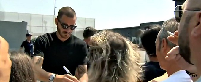 Copertina di Juventus, battibecco tra il tifoso e Bonucci: “Quando chiediamo scusa?”. E il difensore risponde così