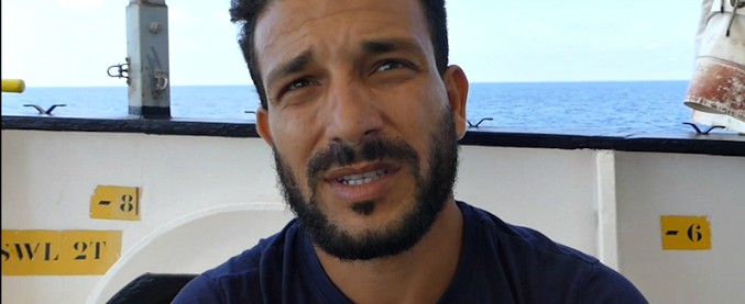 Copertina di Aquarius, il soccorritore Hassan: “Qui perché anch’io fui salvato in mare. Un giorno lo racconterò ai miei figli”