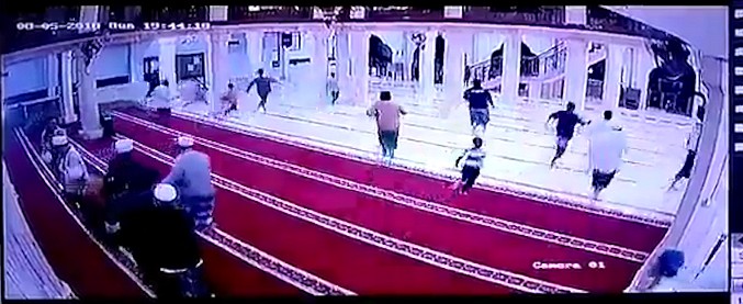 Copertina di Terremoto in Indonesia, il panico e la fuga dei fedeli dalla moschea