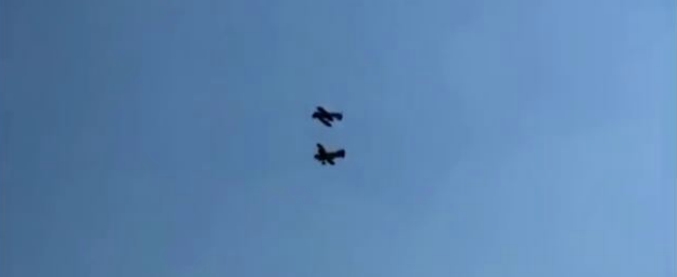 Copertina di Incidente durante un volo acrobatico: le ali si incrociano e i velivoli si schiantano al suolo. Il video