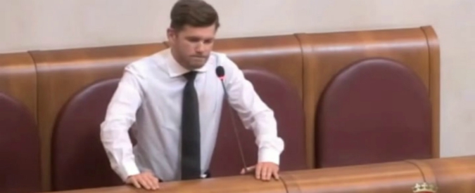 Copertina di Il consigliere del M5s interviene in Campidoglio, ma viene interrotto dal cellulare. Poi rinuncia: “Niente, passo”