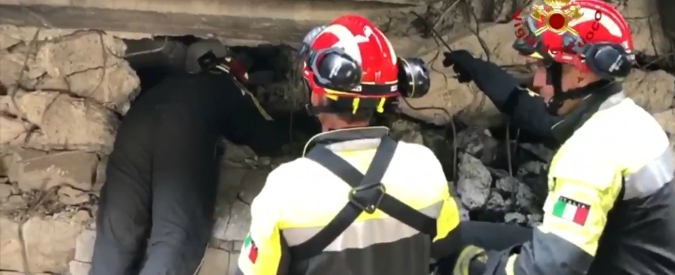 Copertina di Incendio tangenziale Bologna, gli interventi dei vigili del fuoco: “Verifichiamo la presenza di persone coinvolte”