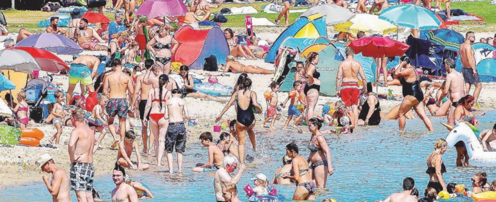 Che festa in acqua - Le spiagge prese d’assalto da secchielli e palette di bambini felici e contenti - Ansa La lezione di Tommy contro il rancore di un mondo d’odio