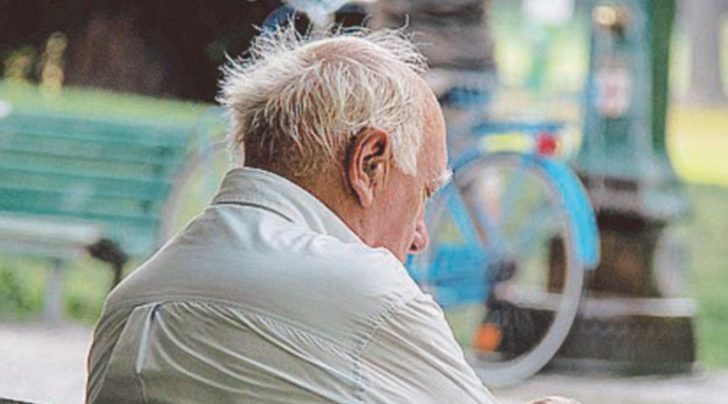 Tutti gli anni stesse news - Anziani soli nelle panchine durante le ore di caldo, certezze che si ripetono - LaPresse La certezza del tg estivo: “Anziani soli e animali in strada”