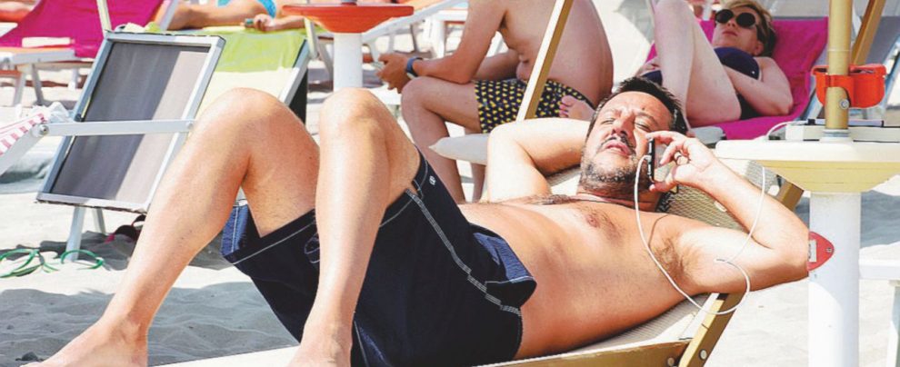 In costume - Il ministro dell’Interno, Matteo Salvini al mare - Ansa Dopo il Tav, governo diviso sul Tap: “Meglio fare strade”