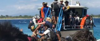 Copertina di Terremoto Indonesia, l’assalto al traghetto per fuggire dall’isola distrutta. Le immagini riprese da un italiano