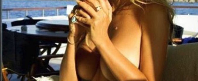 Valeria Marini completamente nuda in barca a Porto Cervo: la foto hot che fa impazzire i fan