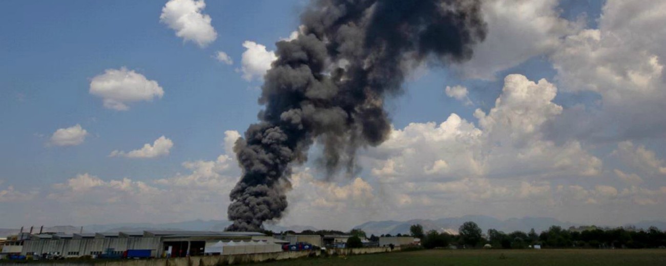 Copertina di Terra dei fuochi, i pomodori sono dichiarati ‘sani’. Ma come la mettiamo con le acque?