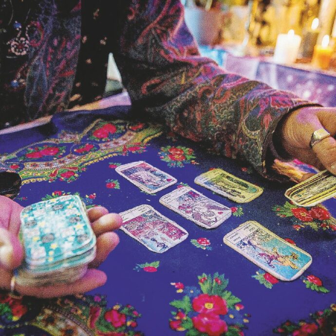 L’intelligenza artificiale sa leggere i tarocchi? Abbiamo messo alla prova ChatGPT con un test di cartomanzia