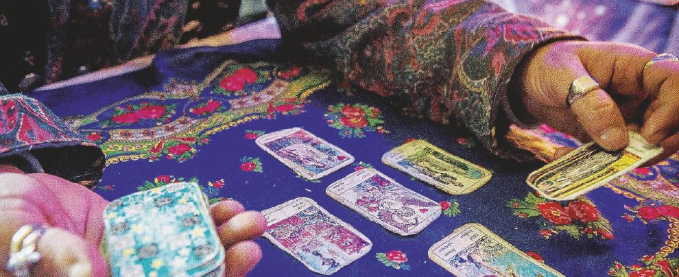 Indovini di strada - Una cartomante legge i tarocchi. Uno, due o tre figli e imprecisati mariti: Tarocchi da roulette
