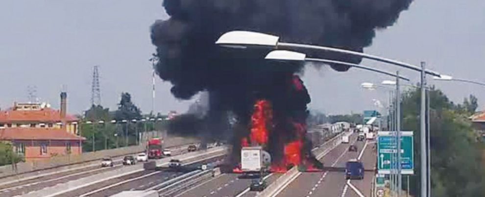L’incendio - Dopo lo scontro tra un’autocisterna e un tir - Ansa Inferno a Bologna Scoppia tir col Gpl. Almeno un morto