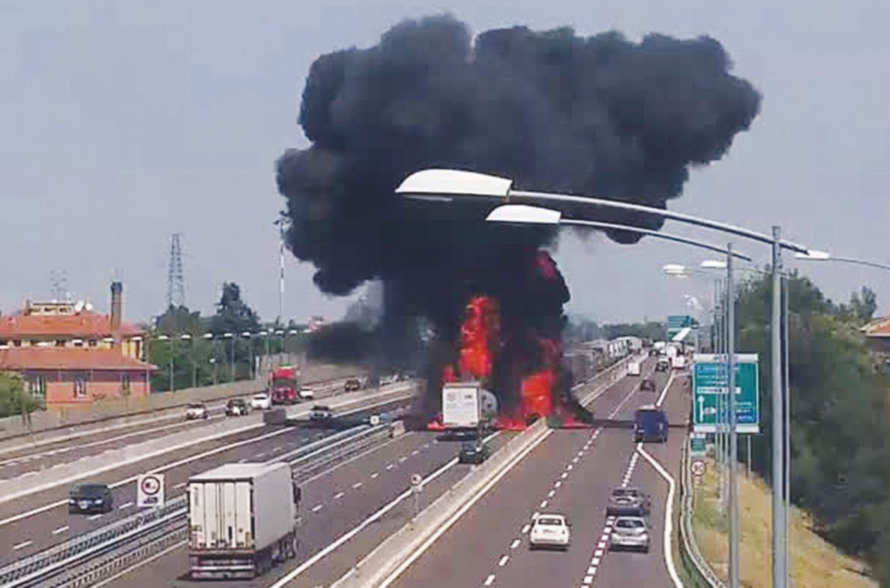 L’incendio - Dopo lo scontro tra un’autocisterna e un tir - Ansa Inferno a Bologna Scoppia tir col Gpl. Almeno un morto