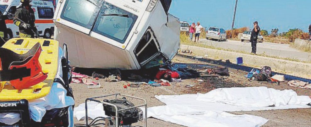 Un furgone distrutto - Il gravissimo incidente stradale avvenuto nei pressi di Lesina (Foggia) - Ansa La strage dei braccianti: 16 vittime in 3 giorni