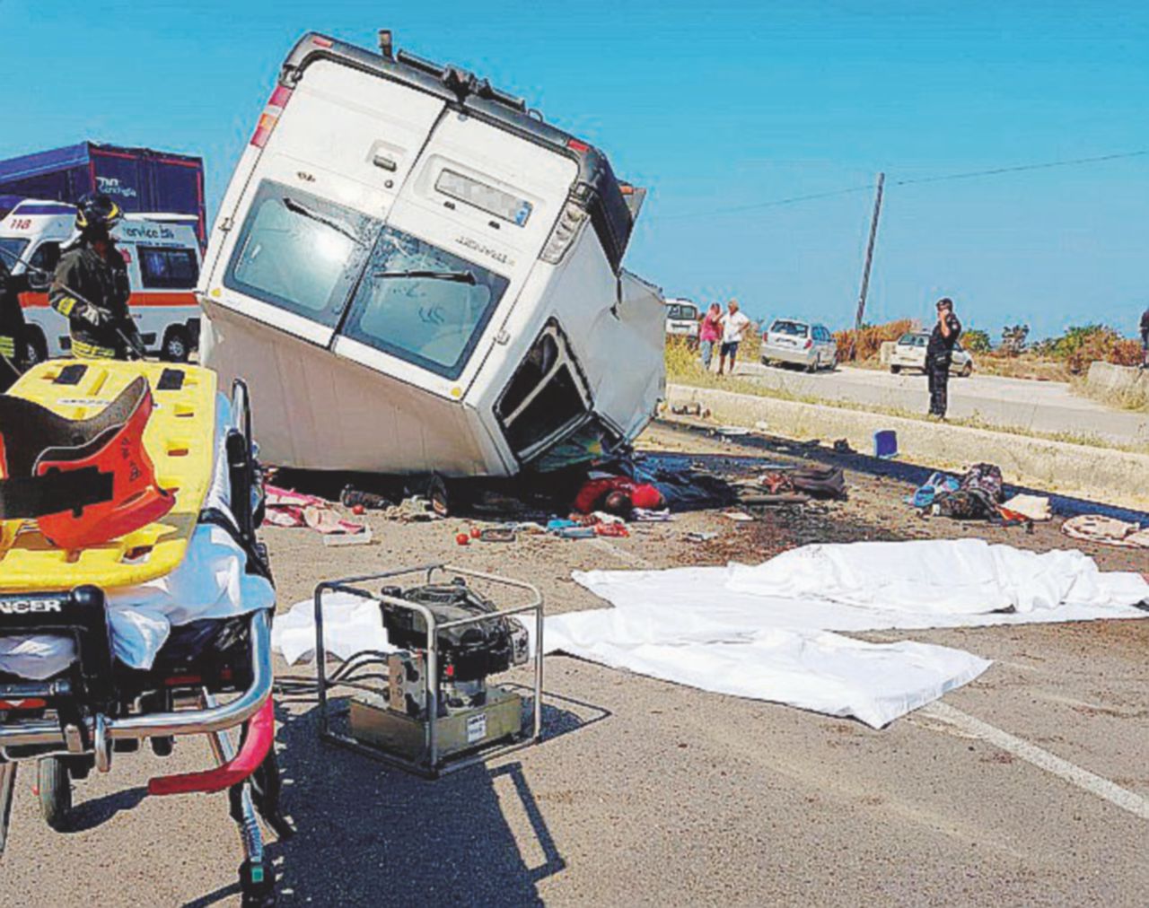 Un furgone distrutto - Il gravissimo incidente stradale avvenuto nei pressi di Lesina (Foggia) - Ansa La strage dei braccianti: 16 vittime in 3 giorni