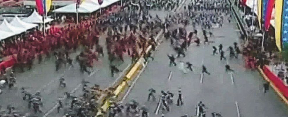 Il fuggi fuggi dopo l’esplosione
O Maduro o la resistenza. Ma con chi sta l’esercito?