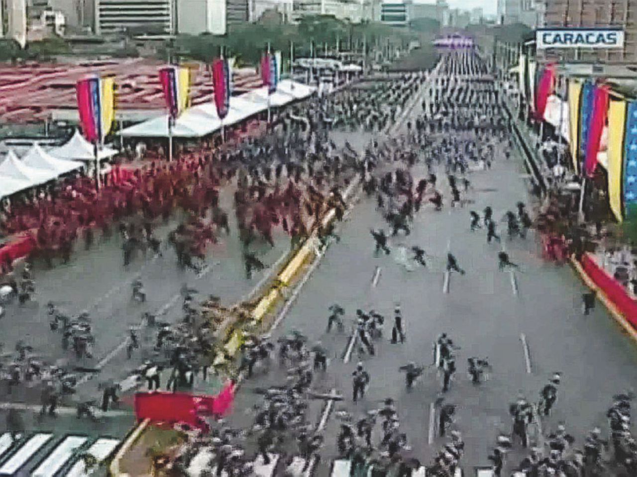 Il fuggi fuggi dopo l’esplosione
O Maduro o la resistenza. Ma con chi sta l’esercito?