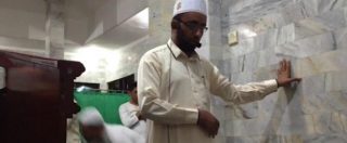 Copertina di Il terremoto scuote la moschea, ma la fede dell’imam è di ferro. Guardate come reagisce (mentre gli altri scappano)