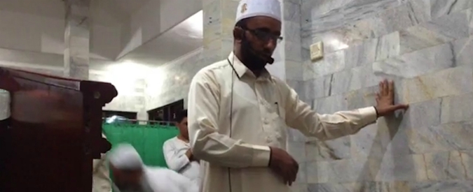 Copertina di Il terremoto scuote la moschea, ma la fede dell’imam è di ferro. Guardate come reagisce (mentre gli altri scappano)