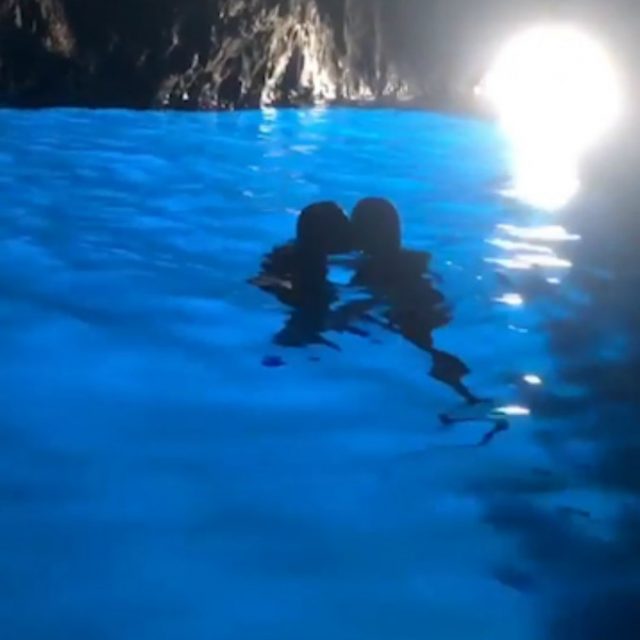 Capri, la modella Heidi Klum in vacanza con il fidanzato: bagno proibito nella Grotta Azzurra