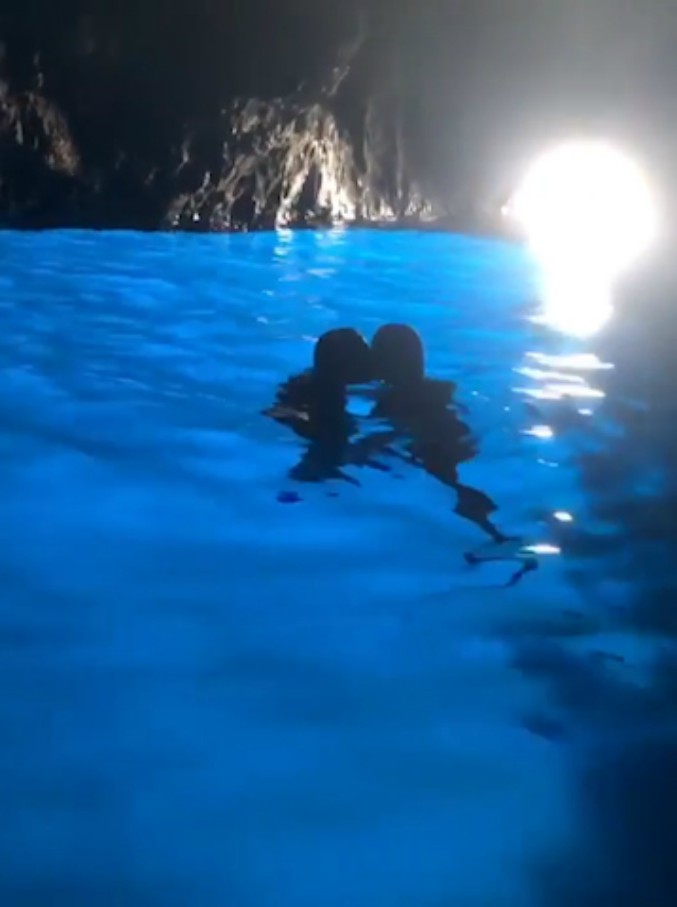 Copertina di Capri, la modella Heidi Klum in vacanza con il fidanzato: bagno proibito nella Grotta Azzurra