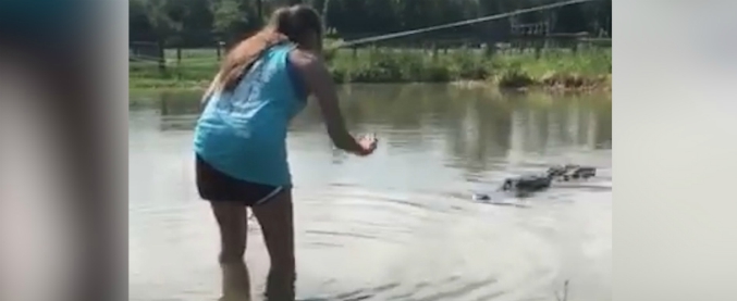 Copertina di Pensate di essere coraggiosi? Non avete mai visto questa ragazza. Guardate a chi dà da mangiare senza battere ciglio