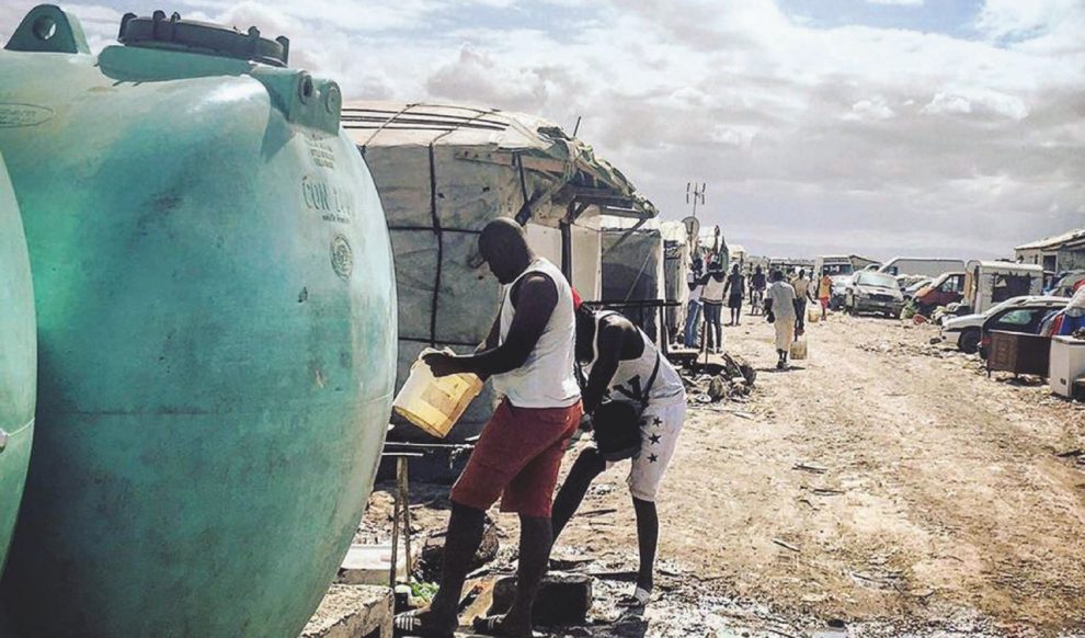 Tendopoli –  I braccianti stranieri nei ghetti. E Giovanni Mininni, segretario nazionale della Flai Cgil –  Ansa Tendopoli –  I braccianti stranieri nei ghetti. E Giovanni Mininni, segretario nazionale della Flai Cgil –  Ansa
