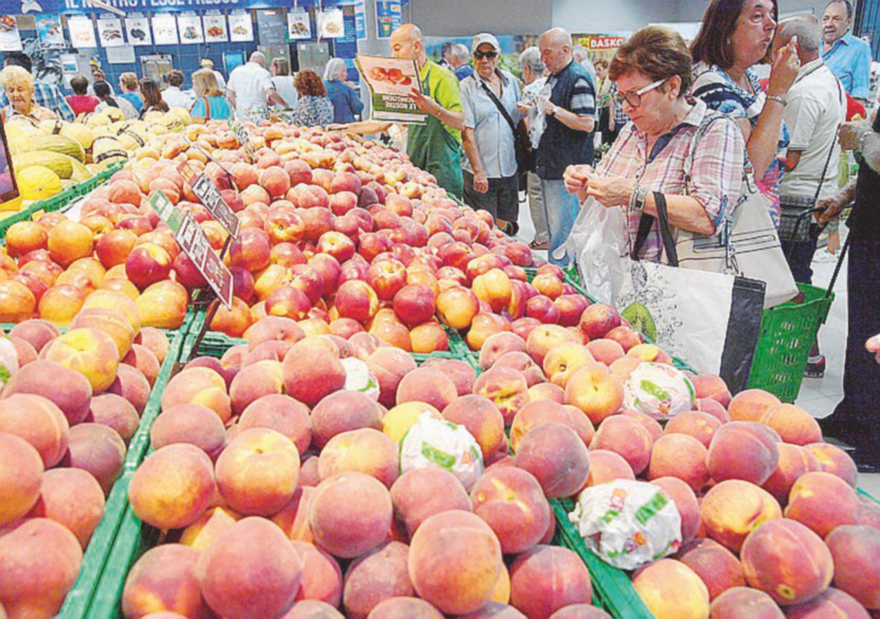 Caporalato, affamare gli ultimi per fare più soldi. Dietro le stragi c’è il ribasso dei prezzi