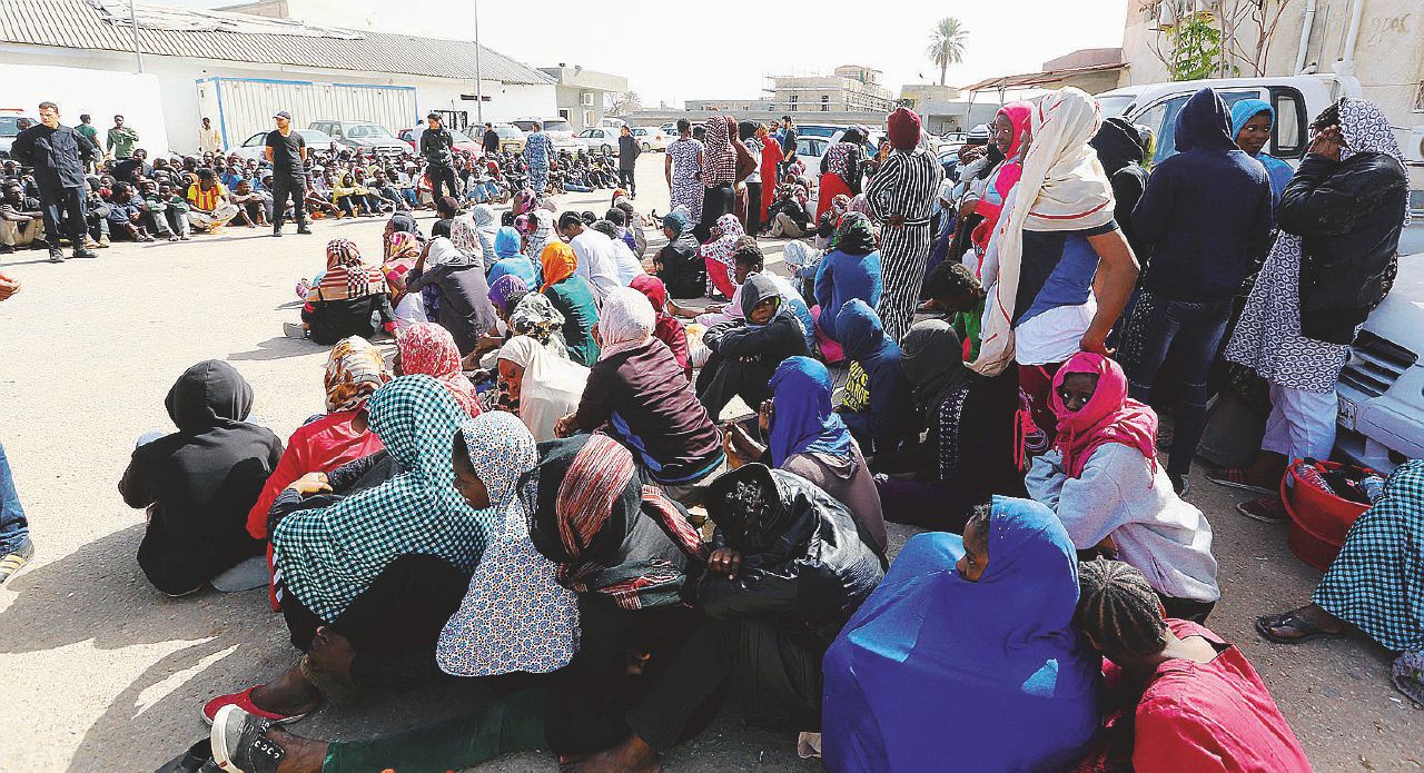 Destinazione inferno - Migranti bloccati a Tripoli in attesa di essere trasferiti in un centro di detenzione - LaPresse Accoglienza in Libia otto centri-prigione per 10mila disperati