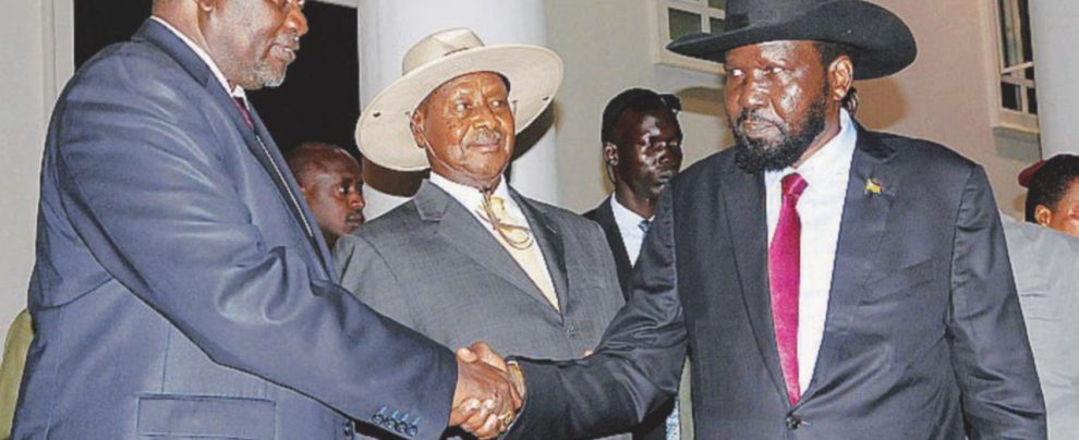 La stretta di mano - I due leader Machar e Kiir - Ansa Prove tecniche di pace: liberi 128 bambini 19mila ancora in mano ai gruppi armati