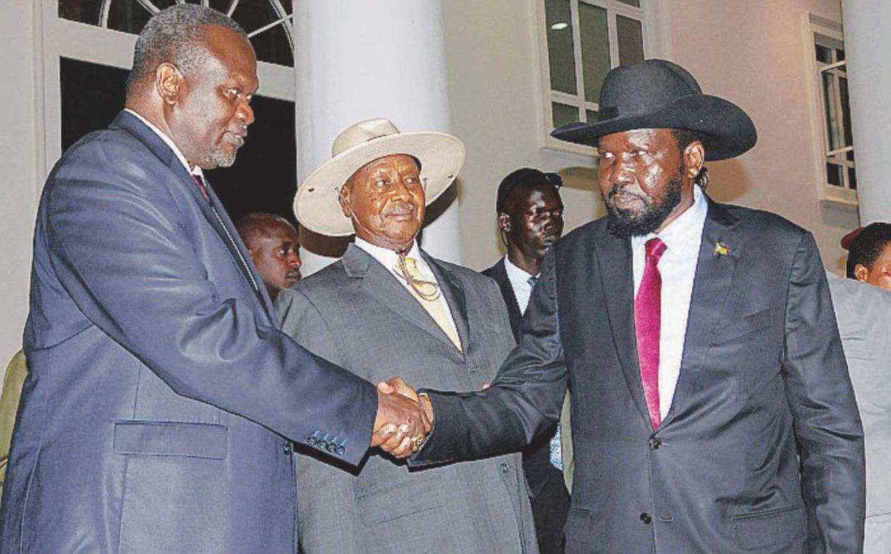 La stretta di mano - I due leader Machar e Kiir - Ansa Prove tecniche di pace: liberi 128 bambini 19mila ancora in mano ai gruppi armati