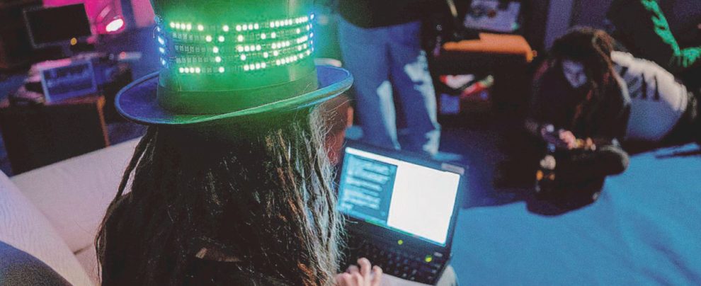 Al lavoro - Un hacker durante la convention armato di cappello verde elettrico non perde occasione per consultare il proprio computer - Ansa La fratellanza degli hacker. Occhio all’apocalisse digitale