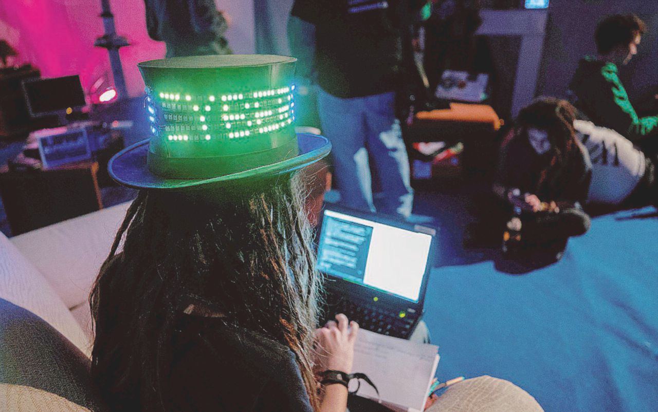 Al lavoro - Un hacker durante la convention armato di cappello verde elettrico non perde occasione per consultare il proprio computer - Ansa La fratellanza degli hacker. Occhio all’apocalisse digitale