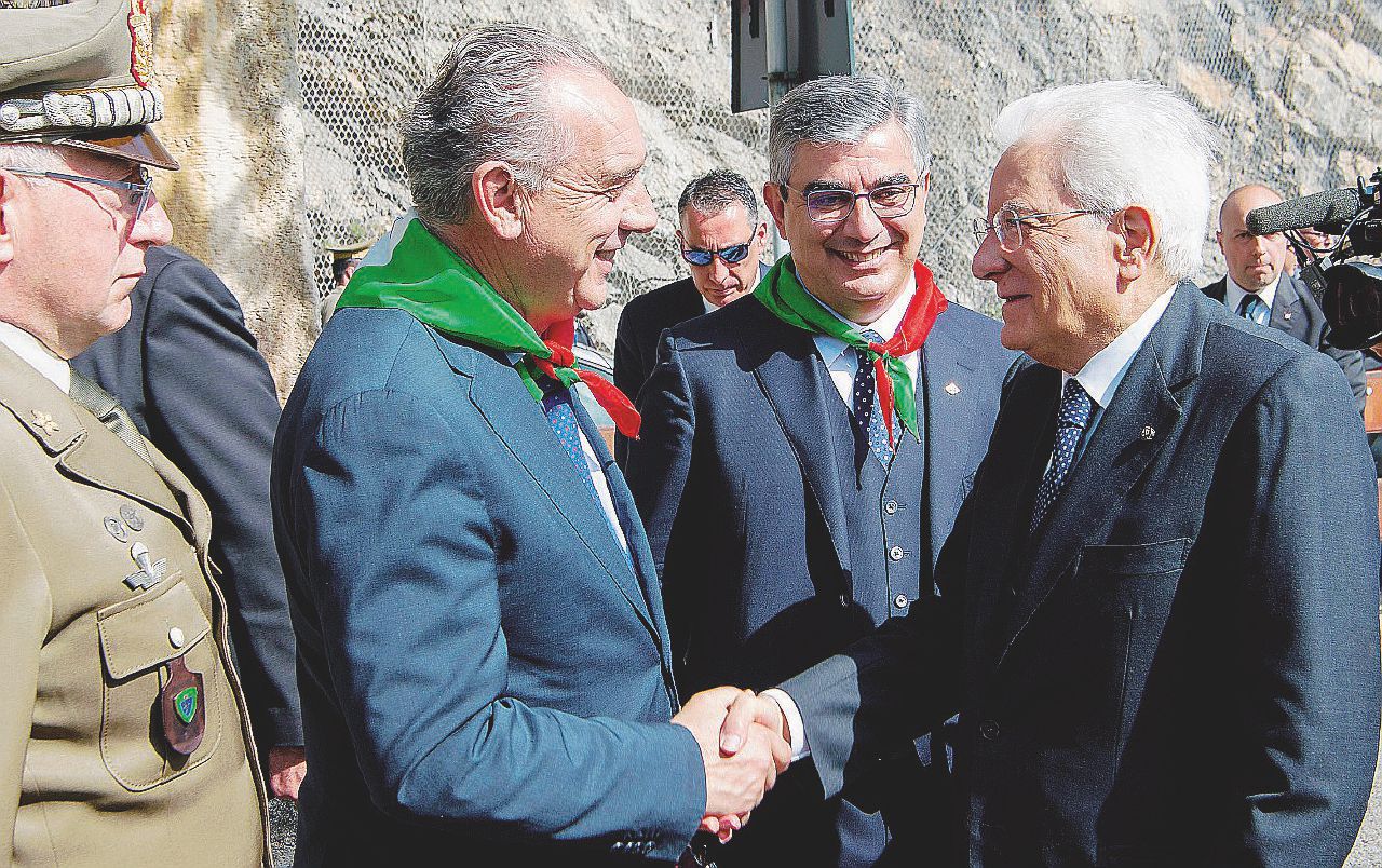 Insieme - Sergio Mattarella con Giovanni Legnini (a sinistra) e Luciano D’Alfonso - LaPresse In Abruzzo si vota, il Pd fa la norma pro-Legnini