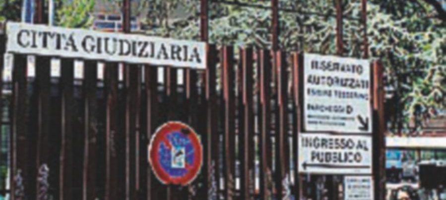 Giù un controsoffitto al tribunale di Roma Protesta dell’Anm Giù un controsoffitto al tribunale di Roma Protesta dell’Anm