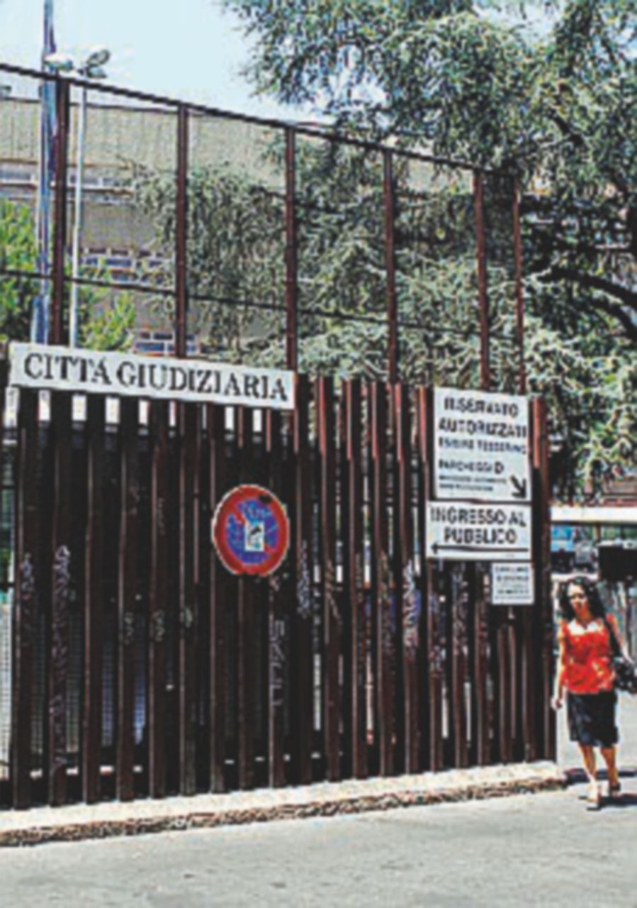 Giù un controsoffitto al tribunale di Roma Protesta dell’Anm Giù un controsoffitto al tribunale di Roma Protesta dell’Anm
