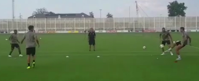 Copertina di Juventus, anche Cristiano Ronaldo sbaglia: Douglas Costa e Dybala lo deridono e lui se la prende