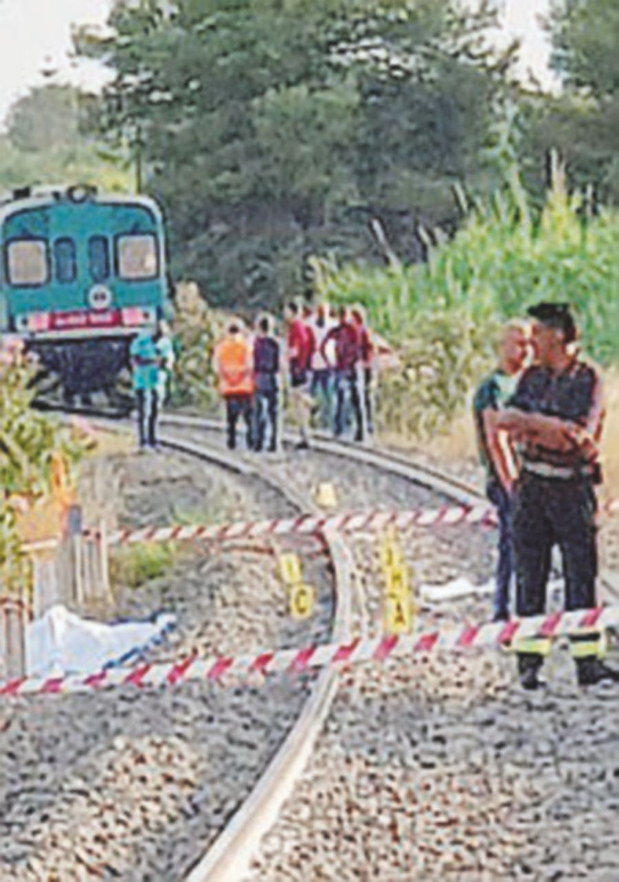 Tragedia nel reggino: treno investe due bambini e la madre Tragedia nel reggino: treno investe due bambini e la madre