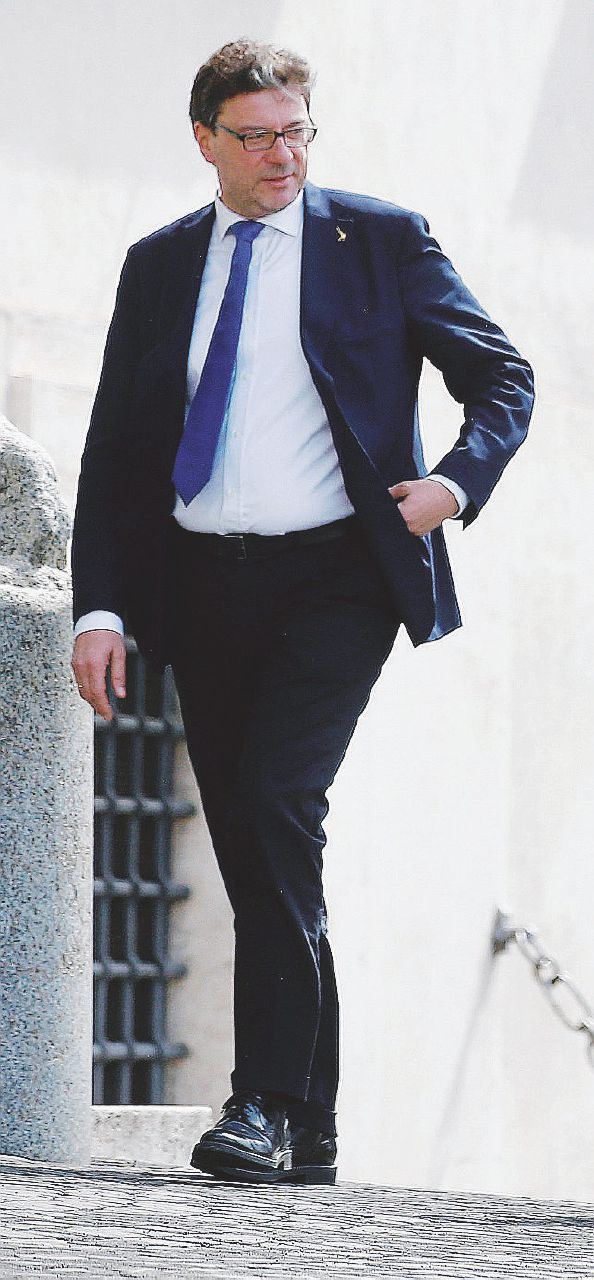 Scontro - Giorgetti e Decaro (a destra) - LaPresse/Ansa Periferie, il governo smonta il Bando Renzi: “Solo mance”