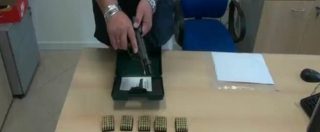Copertina di Pistoia, la polizia mostra la pistola scacciacani utilizzata nella aggressione al gambiano: individuati due minori di 14 anni