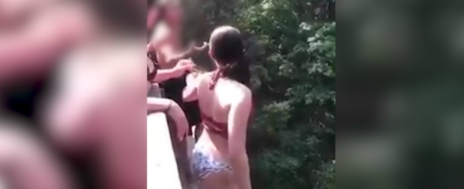 Copertina di Non vuole tuffarsi dal ponte perché spaventata, la “amica” le dà una spinta: costole fratturate e lesioni ai polmoni