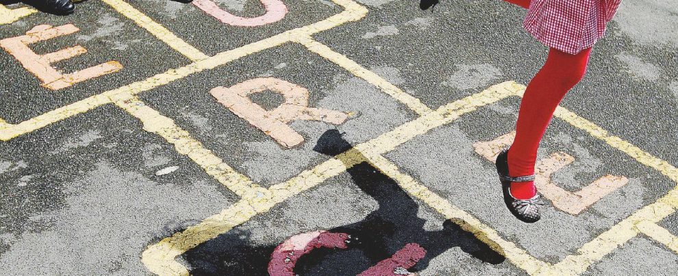 C’era una volta la strada - Due bambini giocano a “Campana” in strada - LaPresse Regionali, antichi o poetici: i giochi per chi non ha nulla