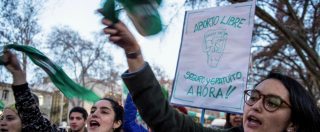 Copertina di Argentina, l’arcivescovo dopo il no del Senato alla legge sull’aborto: “Non oso festeggiare. Come aiuteremo le donne?”