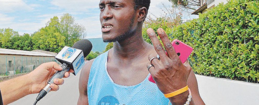 Buba Ceesay del Gambia, ospite della parrocchia di Vicofaro - Ansa La “goliardata”, l’ultima moda del “dàgli al negro”