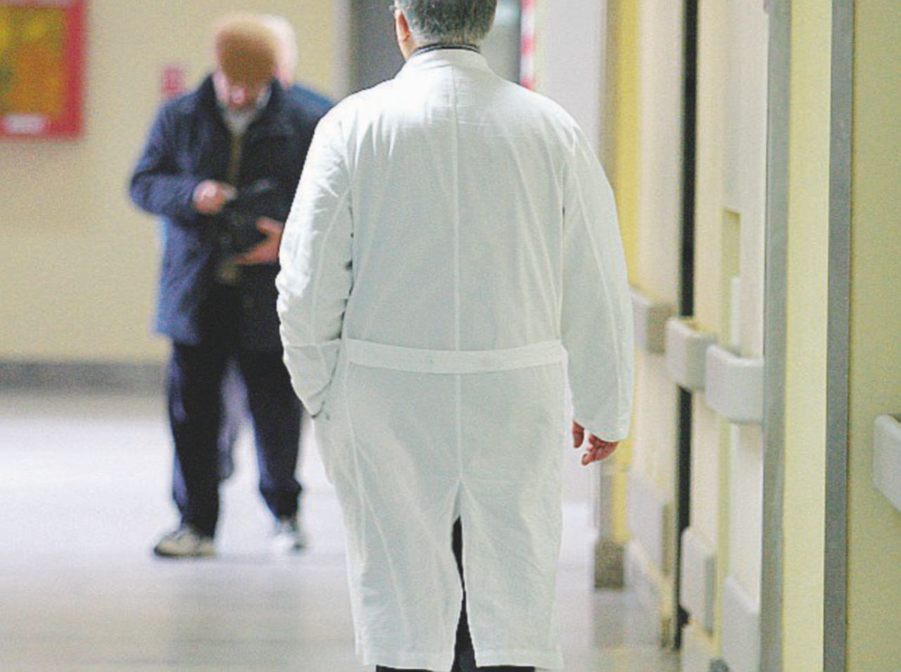 In corsia - Il medico arrestato ha 78 anni. È accusato di essere complice del caporale - Ansa Caporalato a Verona: sei arresti, anche un medico