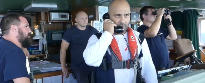 Copertina di Migranti, le incomprensioni tra Aquarius e la Guardia costiera libica: “Mi dispiace non parliamo inglese, solo arabo”
