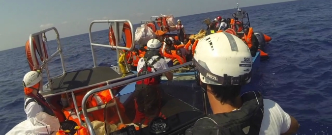 Copertina di Migranti, l’Aquarius salva 141 persone su due barche: a bordo un neonato e 72 minori. Il video dei due interventi