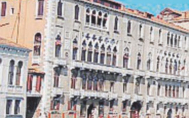 Laguna blu - Palazzo Grassi, affacciato sul Canal Grande a Venezia - Ansa Foto con tuffo nel Canal Grande: l’ultima vittima del selfie è una famiglia spagnola
