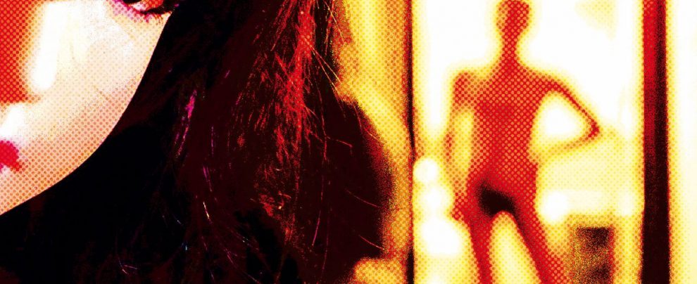Camera con vista - Una coppia di giovani amanti dopo un litigio in camera da letto Il senso di Zamira per le corna: Italians do it better