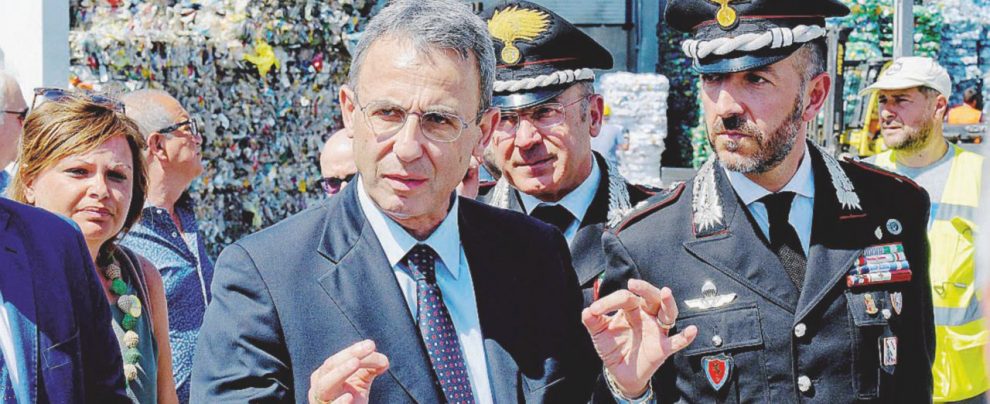 L’ex generale - Sergio Costa, ministro dell’Ambiente, lavorerà con Regione e Comune - Ansa Costa mette sotto tutela Raggi e Zingaretti sui rifiuti